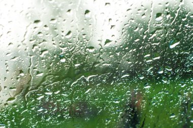 doku, arka plan. Su damlacıkları bir araba camına. 
