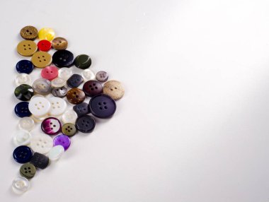 dikiş düğmeleri koleksiyonu. Bir iş parçacığı ile çeşitli dikiş düğmeleri.