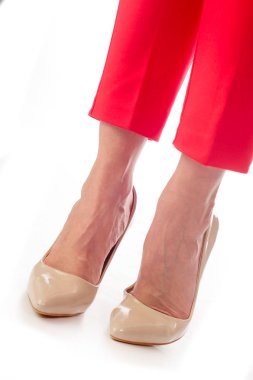 Bacaklar, kırmızı pantolon, bej yüksek topuklu ayakkabılar