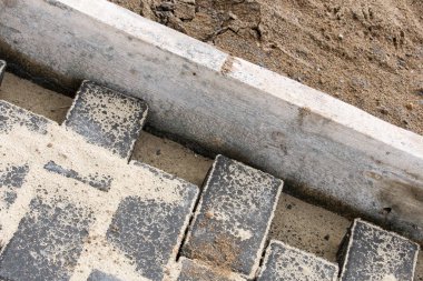 Kaldırım taşları üzerinde dolgu koydu