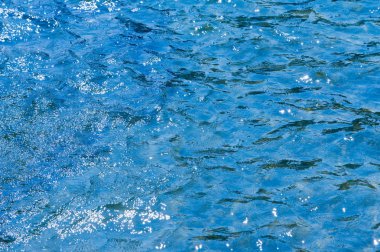 Doku, arka plan. Çeşmeden su sıçraması. Jet delik basınç veya kuvvet borudan çıkartılmış sıvı.