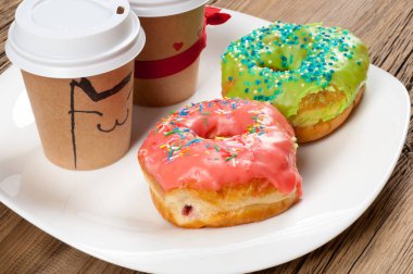 Doku, arka plan, iki çörek ve kahve. İle kaplı çörek 