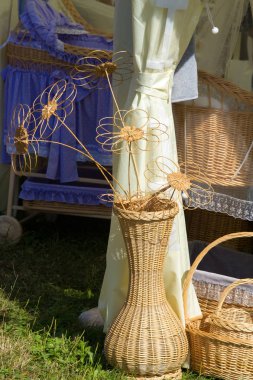 Sanatsal wickerwork willow. Çiçekler için büyük bir vazo. Tasarımcı j