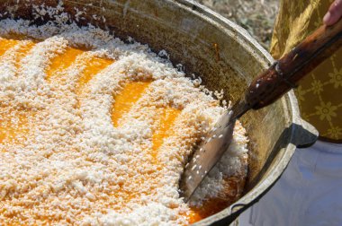 Özbek yerel yemeğiniyiyormuşsun pilav. hisse senedi ile baharat, genellikle et ve sebze eklendi bir Orta Doğu ya da Hint tabak pirinç (veya bazen buğday) pişmiş.