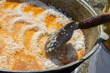 Özbek yerel yemeğiniyiyormuşsun pilav. hisse senedi ile baharat, genellikle et ve sebze eklendi bir Orta Doğu ya da Hint tabak pirinç (veya bazen buğday) pişmiş.