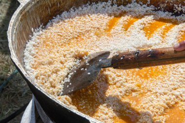 Özbek yerel yemeğiniyiyormuşsun pilav. hisse senedi ile baharat, genellikle et ve sebze eklendi bir Orta Doğu ya da Hint tabak pirinç (veya bazen buğday) pişmiş.