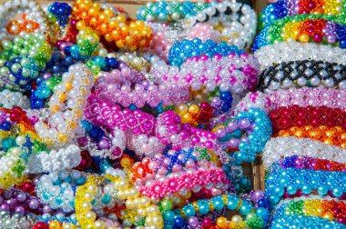 Kadın bilezik renkli camdan. bir süs bandı, çember veya kol ve bilek üzerinde yıpranmış zinciri.