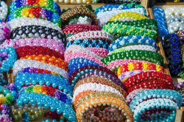 Kadın bilezik renkli camdan. bir süs bandı, çember veya kol ve bilek üzerinde yıpranmış zinciri.