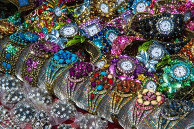 renkli taşlarla süslü bileklik izle