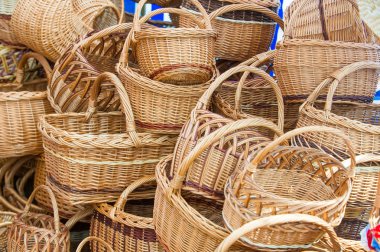 Willow twigs dokuma sepetleri. tutun veya genellikle baston veya tel örgü şeritler yapılan şeyler, gerçekleştirilmesi için bir Konteyner-Büro düzenlemeleri.