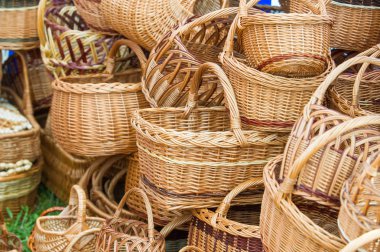 Willow twigs dokuma sepetleri. tutun veya genellikle baston veya tel örgü şeritler yapılan şeyler, gerçekleştirilmesi için bir Konteyner-Büro düzenlemeleri.