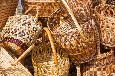 Willow twigs dokuma sepetleri. tutun veya genellikle baston veya tel örgü şeritler yapılan şeyler, gerçekleştirilmesi için bir Konteyner-Büro düzenlemeleri.