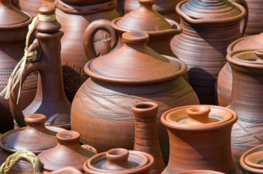 Doku, arka plan. Çanak çömlek. Tencere, yemekler ve diğer makaleler pişmiş toprak veya toprak yapılan. Çanak çömlek geniş toprak, porselen ve taş bölünmüş.