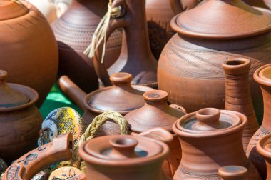 Doku, arka plan. Çanak çömlek. Tencere, yemekler ve diğer makaleler pişmiş toprak veya toprak yapılan. Çanak çömlek geniş toprak, porselen ve taş bölünmüş.