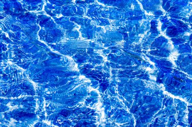 Doku arka plan. Doku arka plan. Havuzda su sayacı ışıkta fotoğraflandı. Dalgalar üzerinde güneş parlamayı