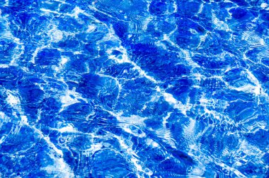 Doku arka plan. Doku arka plan. Havuzda su sayacı ışıkta fotoğraflandı. Dalgalar üzerinde güneş parlamayı