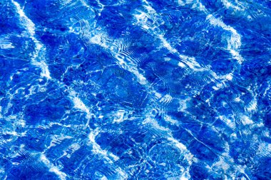 Doku arka plan. Doku arka plan. Havuzda su sayacı ışıkta fotoğraflandı. Dalgalar üzerinde güneş parlamayı