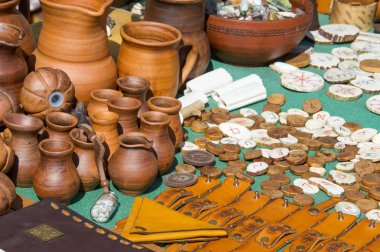 doku, arka plan. Kil kaplar. Runik boyalı madalyonlar 