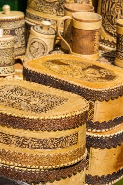 doku, arka plan. Huş kabuğu yapılan el sanatları. Ürün üzerinde bulunmakta: bal, şeker, un, tuz, kahve. Kuzey Amerika kağıt kullanılan birch, Betula papyrifera, geçirimsiz kabuğu,