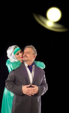Bir başörtüsü, takım elbiseli bir adam kız. 