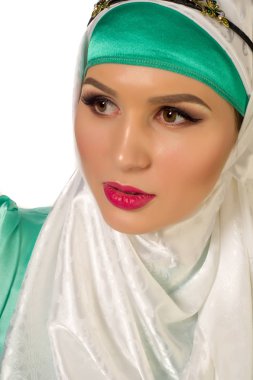 hijab. Kadın ve genel giyim için İslami başörtüsü gizler şekil, bilek ve boyun kadın. Çok güzel bir kız