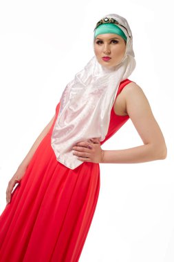 Bir kadında bir hijab, kızın başı büyük yeşil taş süslemeleri