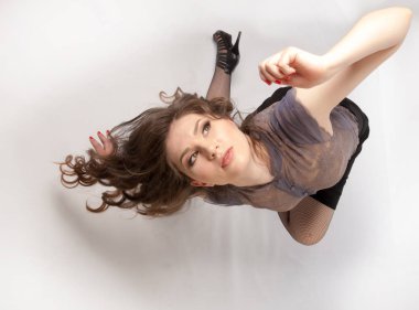 Çok güzel bir kız yere diz