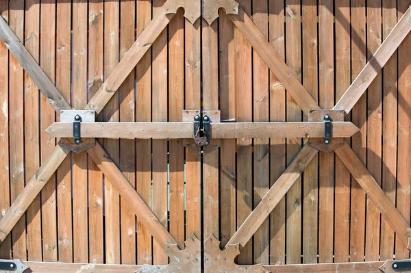 Holzzaun. eine Barriere, ein Geländer oder ein anderes aufrechtes Bauwerk, — Stockfoto