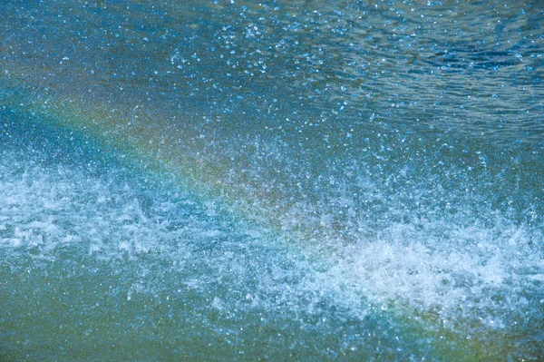 Textura Fondo Salpicaduras Agua Una Fuente Chorro Líquido Expulsado Tubería — Foto de Stock