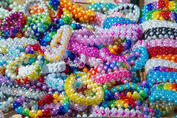 Pulseiras femininas feitas de vidro colorido. uma banda ornamental, hoo — Fotografia de Stock