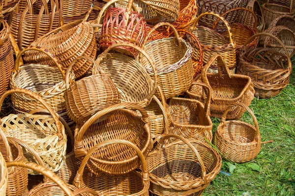 Cestas tejidas de ramas de sauce. un contenedor utilizado para sostener o el coche — Foto de Stock