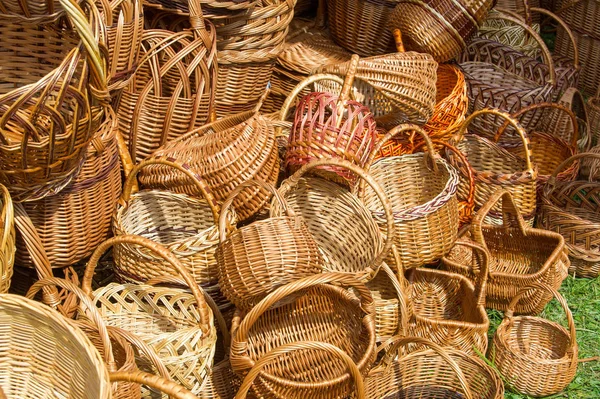 柳の小枝から不織布バスケット 保持する杖やワイヤーの織りのストリップから作られる通常のものを運ぶためのコンテナー — ストック写真