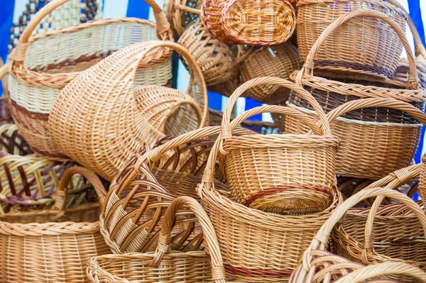 Willow twigs dokuma sepetleri. tutun veya genellikle baston veya tel örgü şeritler yapılan şeyler, gerçekleştirilmesi için bir Konteyner-Büro düzenlemeleri.