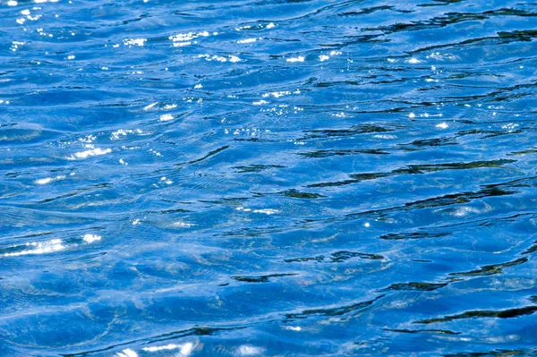 Textura Fundo Água Piscina Fotografada Sob Luz Contador Brilho Sol — Fotografia de Stock