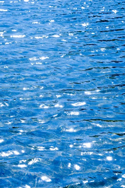 纹理背景 池中的水是在计数器光拍到的 来自太阳的海浪眩光 — 图库照片