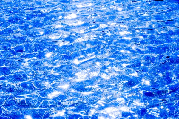テクスチャ背景 テクスチャ背景 プールの水はカウンター光で撮影します 波に太陽のまぶしさから — ストック写真