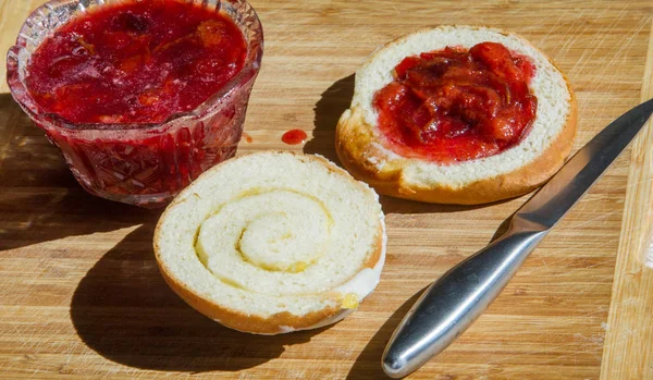Snídaně Marmeládou Švestek Muffin Namazané Povidly Nůž Pro Řezání Chleba — Stock fotografie