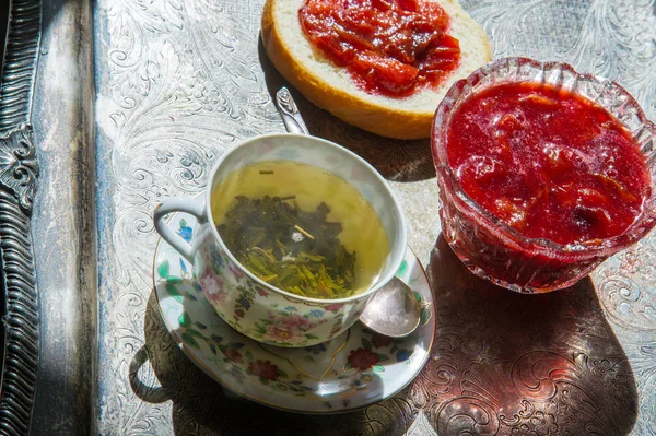 Śniadanie Jam Śliwka Zielonej Herbaty Stary Taca Srebrna — Zdjęcie stockowe