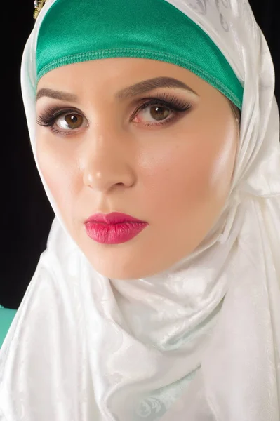 Hijab. O lenço de cabeça islâmico de mulheres e a roupa geral , — Fotografia de Stock