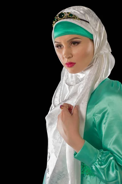 ヒジャーブ 女性や一般的な衣類のためのイスラムのスカーフでは 手首と首の女性を非表示にします 非常に美しい女の子 — ストック写真