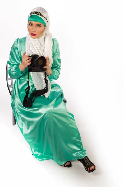 Uma mulher num hijab, segurando uma câmera — Fotografia de Stock
