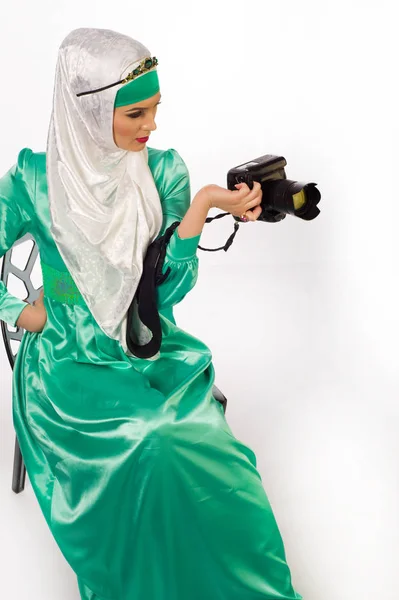 A woman in a hijab, holding a camera — Stock Photo, Image