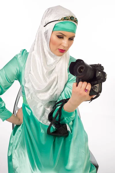 Uma Mulher Num Hijab Segurando Uma Câmera — Fotografia de Stock