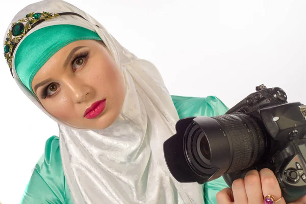 Kobieta w hidżab, trzymając aparat fotograficzny — Zdjęcie stockowe
