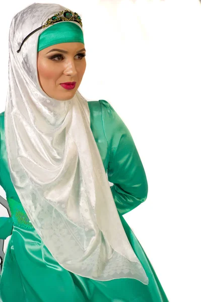 妇女和一般的衣服 为伊斯兰头巾隐藏图 手腕和脖子上妇女 很漂亮的女孩 — 图库照片