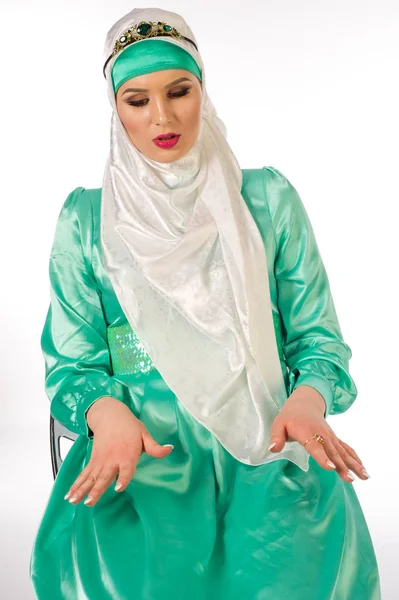 Hijab. O lenço de cabeça islâmico de mulheres e a roupa geral , — Fotografia de Stock