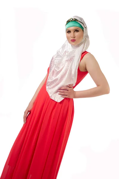 鲜红色的裙子和头巾的穆斯林美丽女孩 — 图库照片