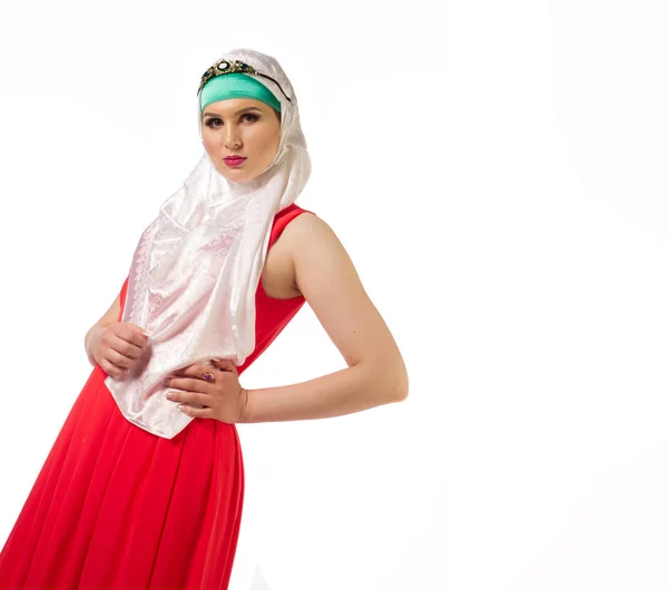 Женщина в хиджабе, большой зеленый камень украшают голову девушки — стоковое фото