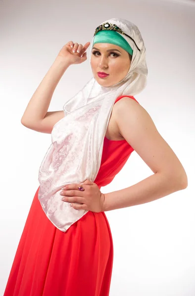 Muzułmańskich piękna dziewczyna w czerwonej sukni i hidżab — Zdjęcie stockowe