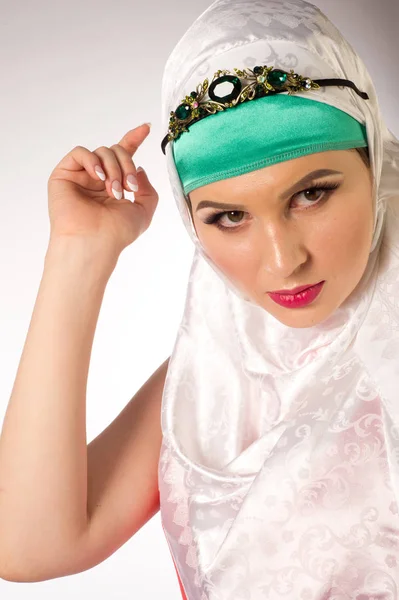 Een Vrouw Een Hijab Grote Groene Steen Versieren Hoofd Van — Stockfoto